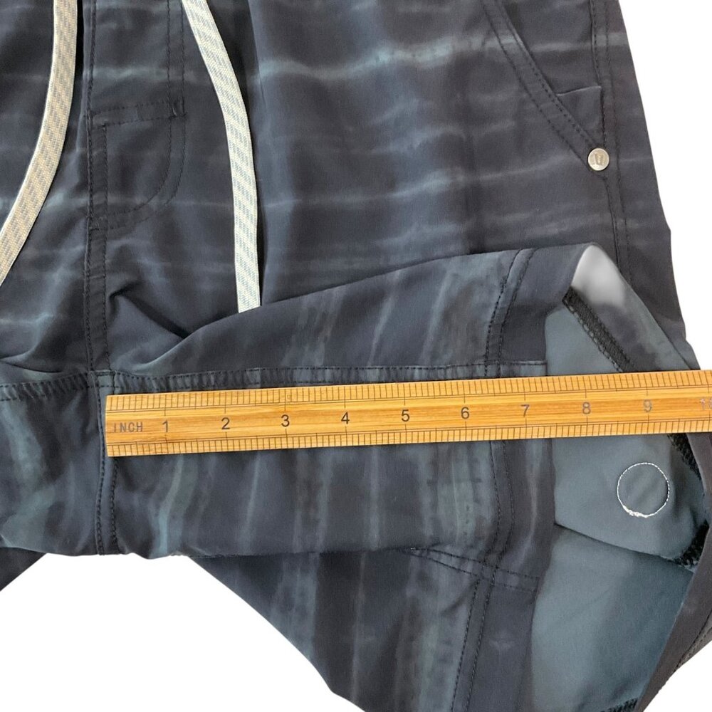 Vuori Kore Shorts Mens Waist 30 / Small Black Gray Striped Lined Drawstring - Picture 6 of 8